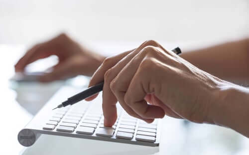 keyboard-image-Hand-with-pen-on-keyboard-Depositphotos_21951973_ds-1